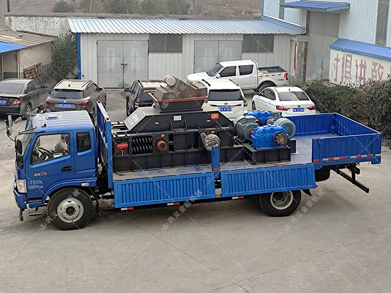 1000x700型全自動液壓對輥制砂機發貨