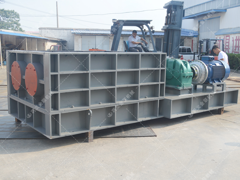 大型強力分級雙齒輥破碎機發往山東破碎煤矸石