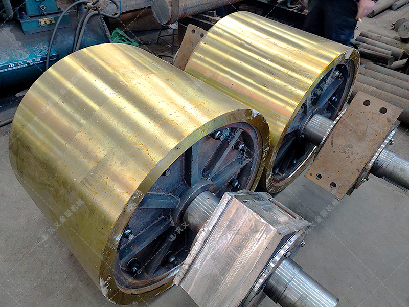 砂廠更換設(shè)備用對(duì)輥破碎機(jī)多少錢一臺(tái)? 砂廠更換設(shè)備用對(duì)輥破碎機(jī)多少錢一臺(tái)?